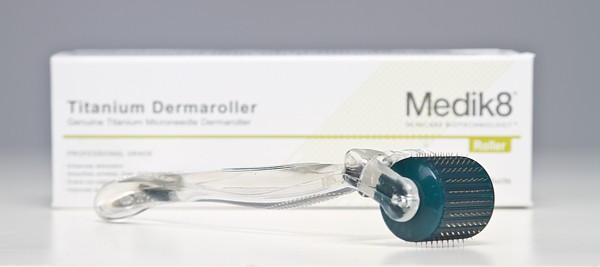 Valček Derma roller Medik8 s mikroihličkami 0,2 mm